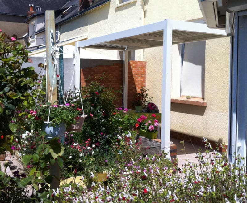 dutertre_pergola_fonctionnement_manuel_aluminium_couleur_beige_vue_ensemble_freigne